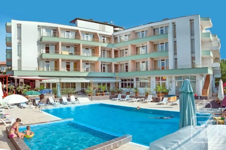 Srpnová dovolená v bulharském Kitenu na 8 dní ve 3* hotelu se snídaní za 12990 Kč – letecky z Prahy